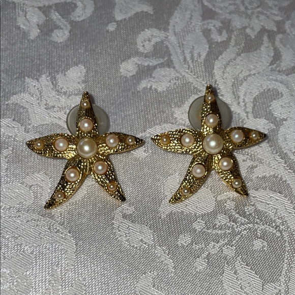 Jewelry - Vintage gold-toned starfish stud earrings with faux pearls.